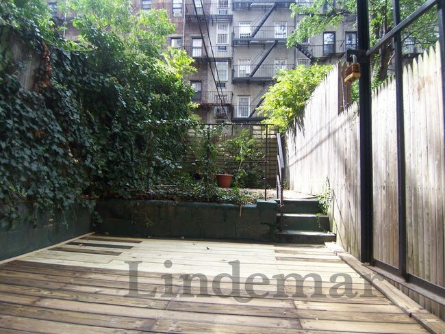 Building Photo - 430 E 83rd St