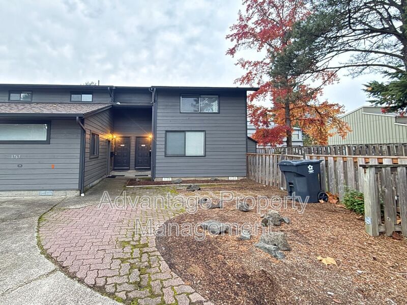 Foto principal - 1765 NW Grant Ave