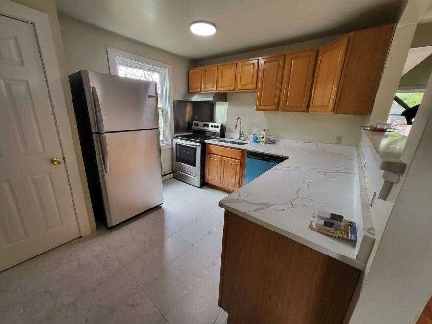 Primary Photo - 15 E Parmenter St