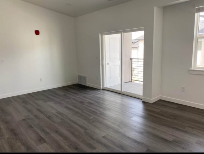 Building Photo - 462 W 40 S