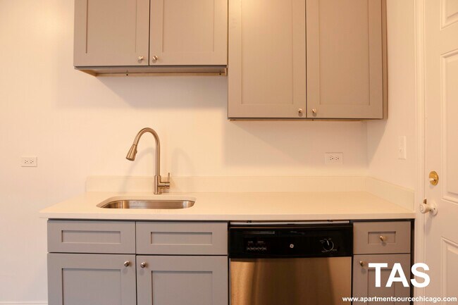 Foto del edificio - 2347 N Drake Ave