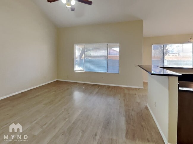 Foto del edificio - 8161 N Midnight Way