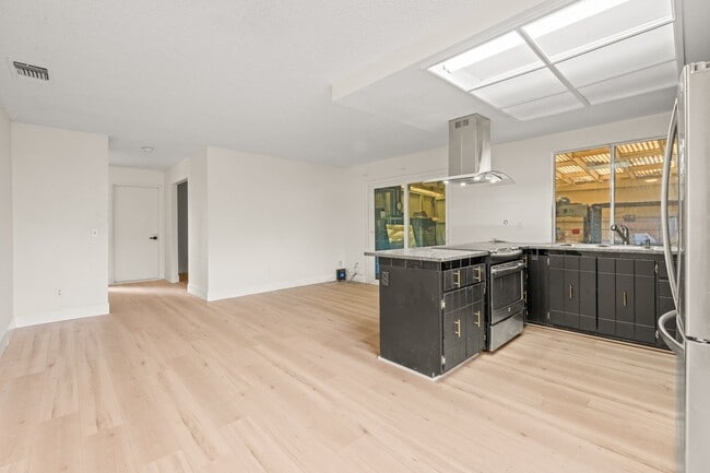 Foto del edificio - 8917 Fredric Ave