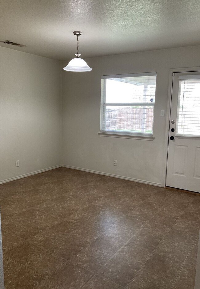 Foto del edificio - NEW IN MANAGEMENT - AVAILABLE NOW!