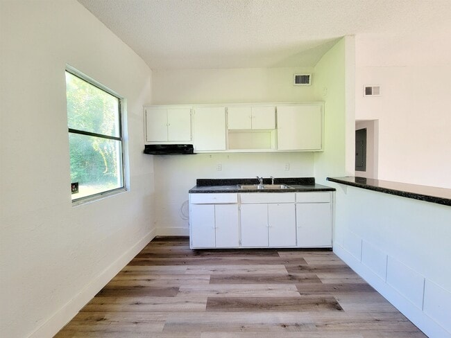 Building Photo - 906 N Veterans Dr