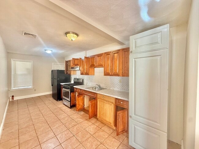 Building Photo - 34 School St