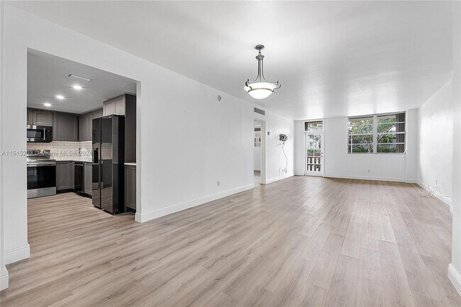 Building Photo - 90 Edgewater Dr