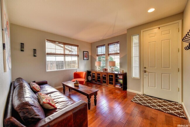 Building Photo - HALF OFF ONE MONTH RENT IF APPROVED AND MO...
