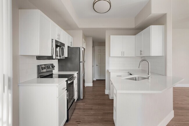 Zona de cocina que da a un amplio balcón con su propio trastero. - Lumiere Chandler
