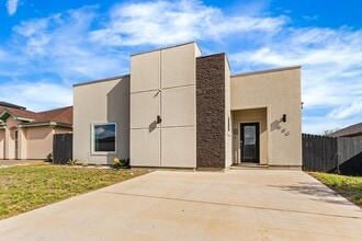 Building Photo - 905 Rotonda Ln
