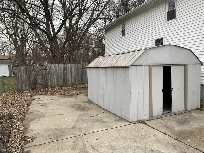 Building Photo - 4 br, 2.5 bath House - 824 Pleasant St