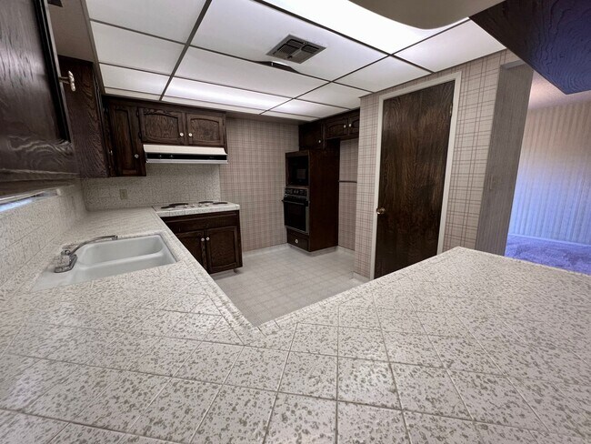 Foto del edificio - $2,350 Maroa & Sierra, 4 Bedroom - W. Elle...