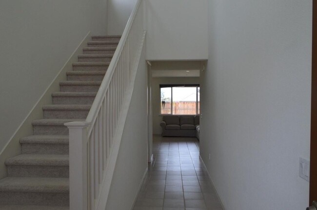 Building Photo - 3/2.5 Allendale Home in Hollister