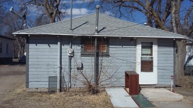 Building Photo - 915 W 12th St