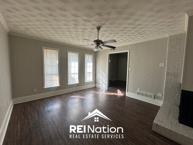 Foto del edificio - Spacious 4BR/2BA Memphis Rental with 2-Car Garage, Hardwood Floors & Fireplace