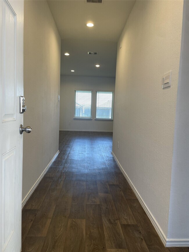 Foto del edificio - 5210 Bay Mdws Ln