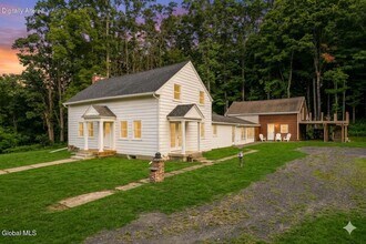 Building Photo - 820 Valley Falls Rd