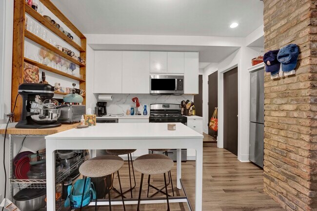 Foto del edificio - 2750 N Kenmore Ave