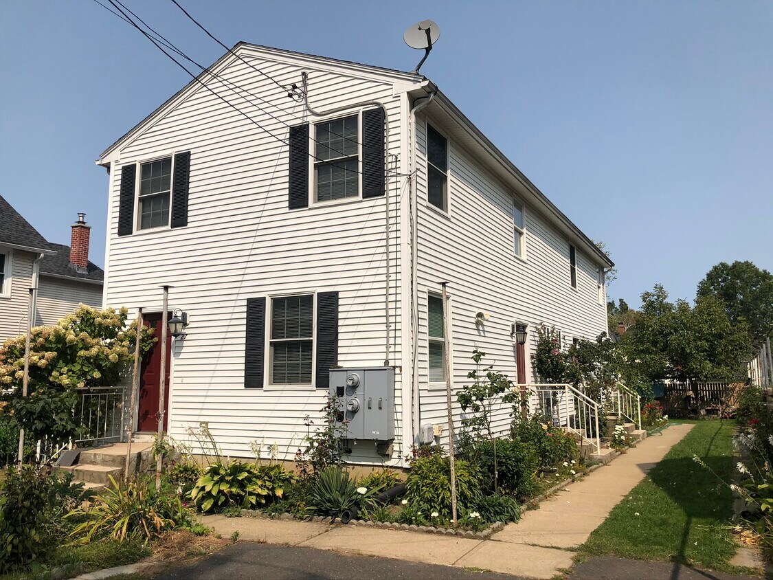 27 King St, Agawam, MA 01001 Condo for Rent in Agawam, MA