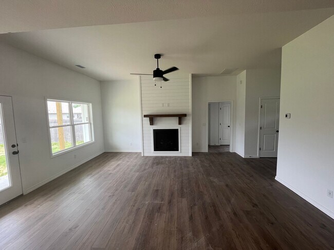 Building Photo - BRAND-NEW 3-bedroom, 2-bath, 3-car garage ...