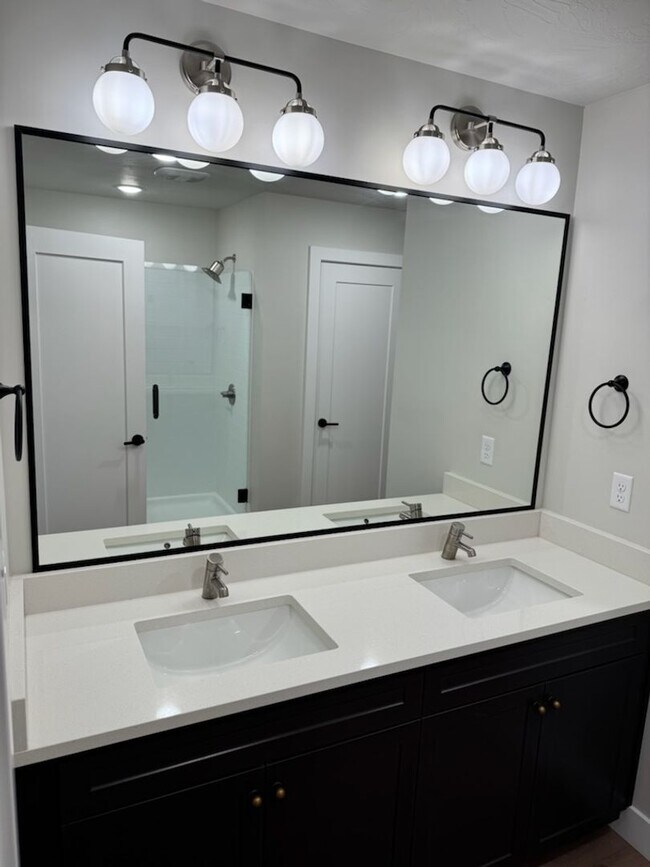 Foto del edificio - Modern 3-bedroom, 2-bath townhome