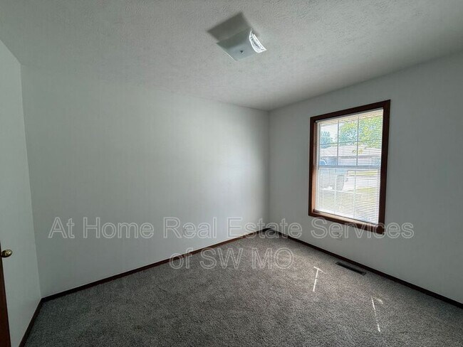 Building Photo - 4247 Somerset Dr