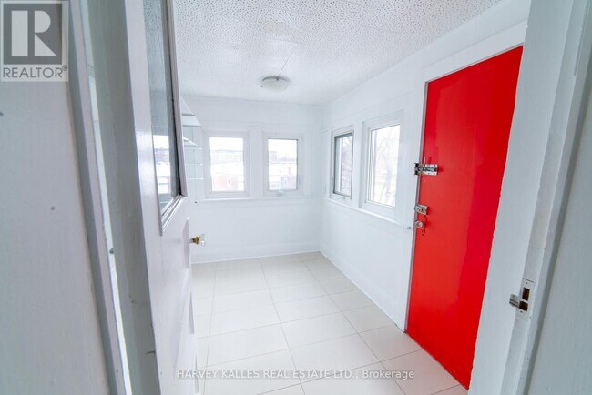 Photo du bâtiment - 885 Davenport Rd