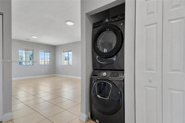 Building Photo - 3 bedroom in Miami FL 33147