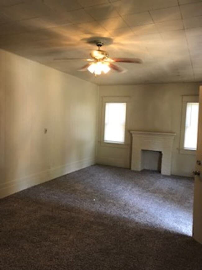 Building Photo - Three Bedroom/1 Bath Home/Spacious Rooms/Enclosed Back Porch