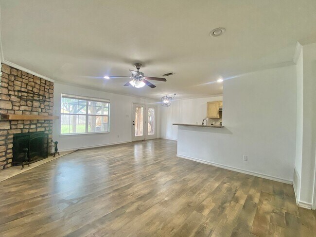 Foto del edificio - Now available - 4 bed 2 bath 1 car garage now available in Tech Terrace