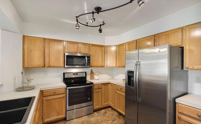 Building Photo - Cozy 2 Bedroom, 3 Bath Townhome located in...