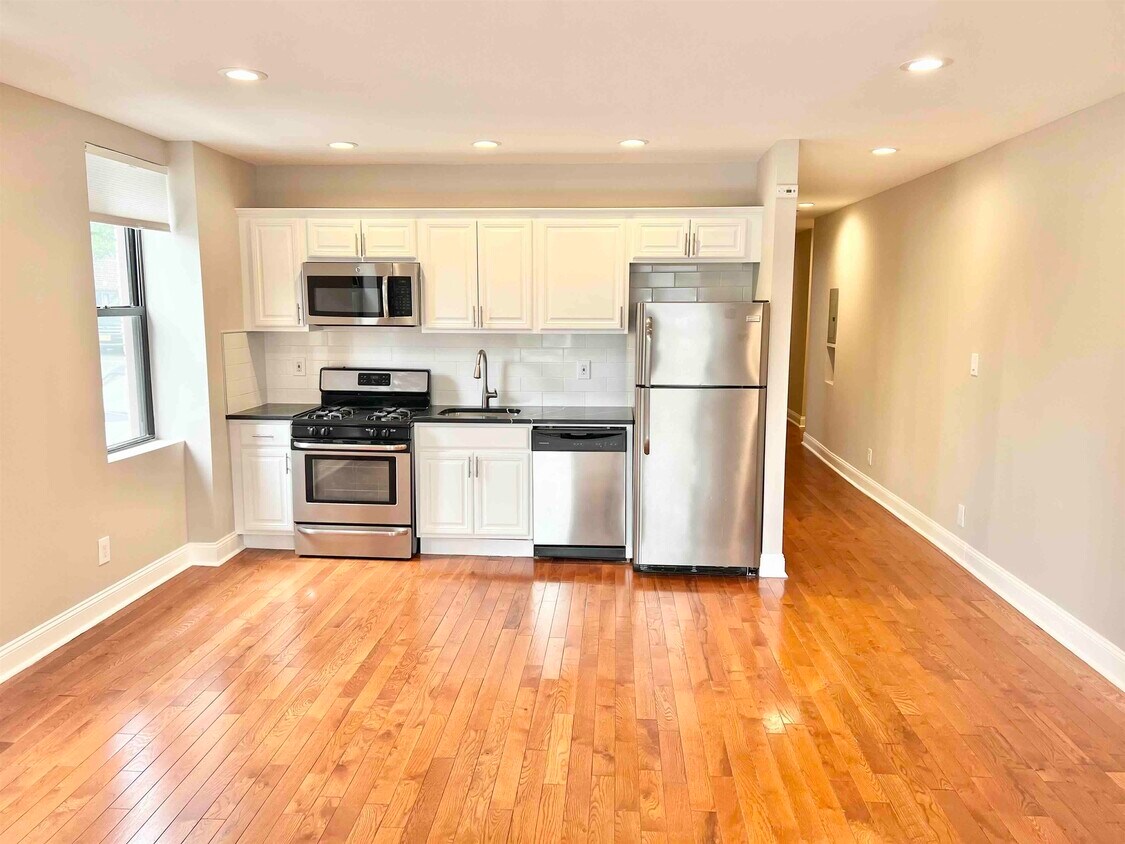 Primary Photo - 6305 Boulevard E