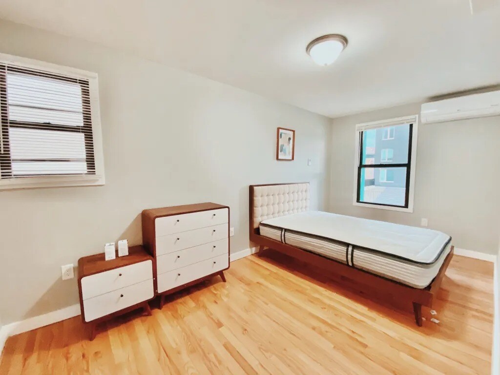Foto del edificio - Furnished room/NOT APARTMENT