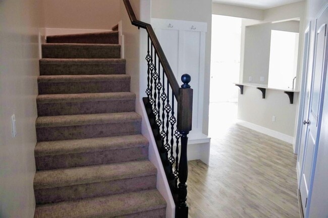 Building Photo - 3 bedroom, 2.5 bathroom Townhome on the No...
