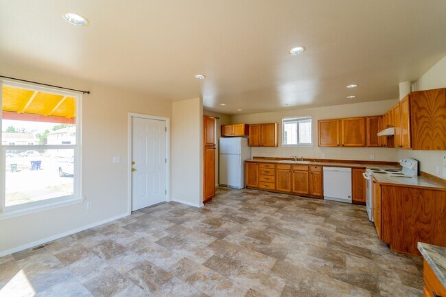 Foto del edificio - Spacious 3 Bedroom / 2.5 Bathroom Single Family Home Available in Tacoma!