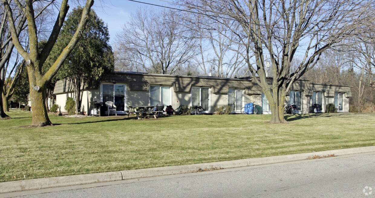 Building Photo - 1111 S Nicolet Rd
