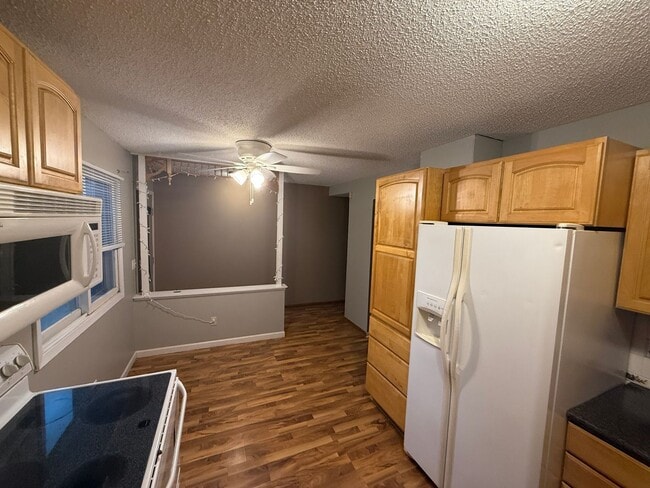 Building Photo - Great 3 bedroom, 1 Bathroom Side by Side T...