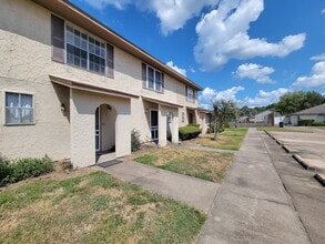 Building Photo - 1815 Country Village Blvd