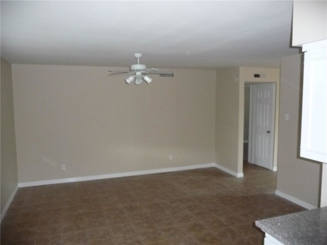 Building Photo - 1013 Springwood Dr