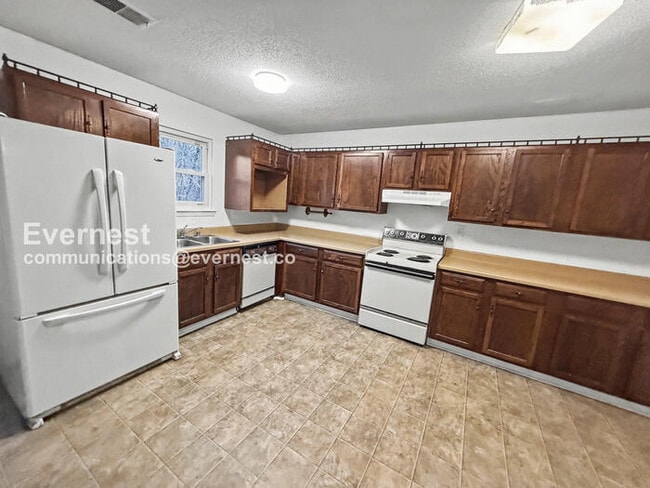 Building Photo - 2 Bed/2 Bath Townhome with Fenced Yard / Pet-Friendly / Vouchers Accepted / Available Now!