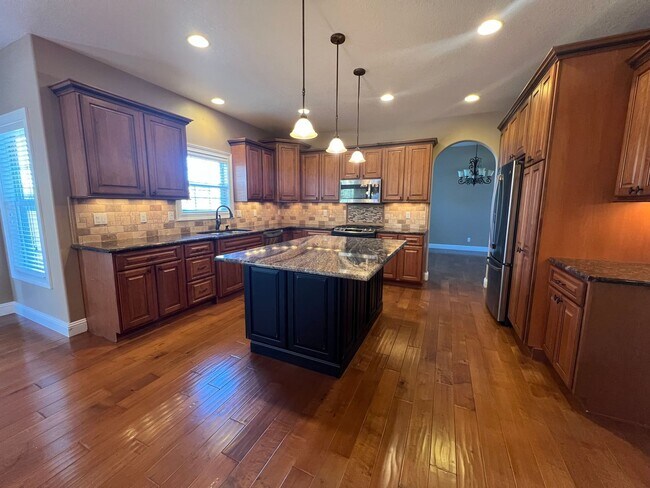 Building Photo - Luxurious 4-Bedroom Home in Fox Creek Subd...