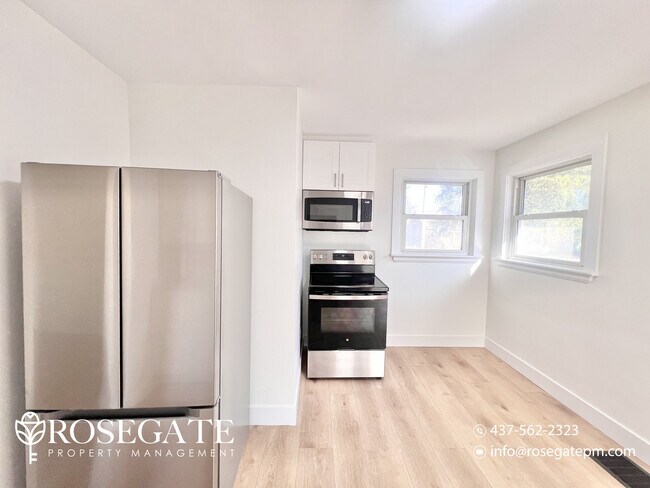 Photo du bâtiment - Spacious 5-Bedroom Home with Balcony & Pri...