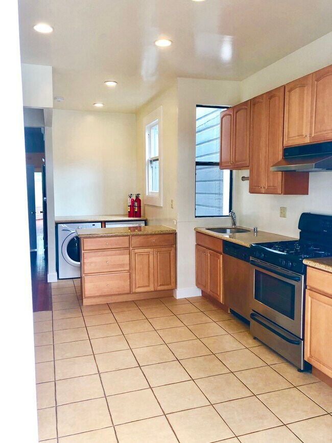 Building Photo - 645 Natoma St