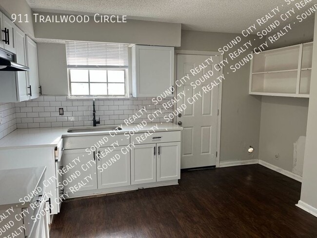 Building Photo - RENOVATED 2 bed/1 bath Duplex!! Available ...