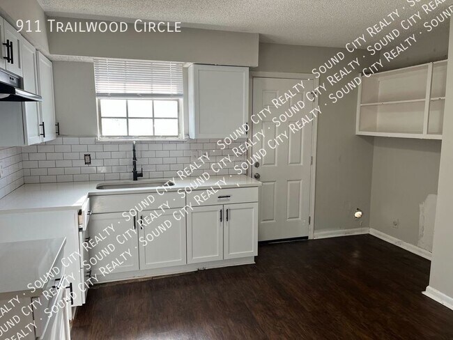 Foto del edificio - RENOVATED 2 bed/1 bath Duplex!! Available ...