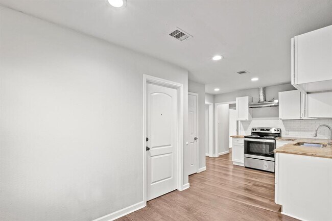 Building Photo - 4926 Hull St