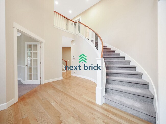Building Photo - Spacious Home in Desirable Bellevue Neighb...