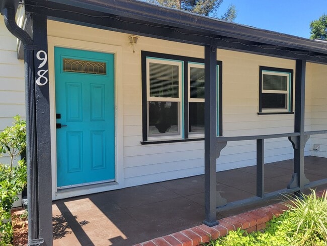 Building Photo - Super Cute Cottage on Large Lot in Quiet Area