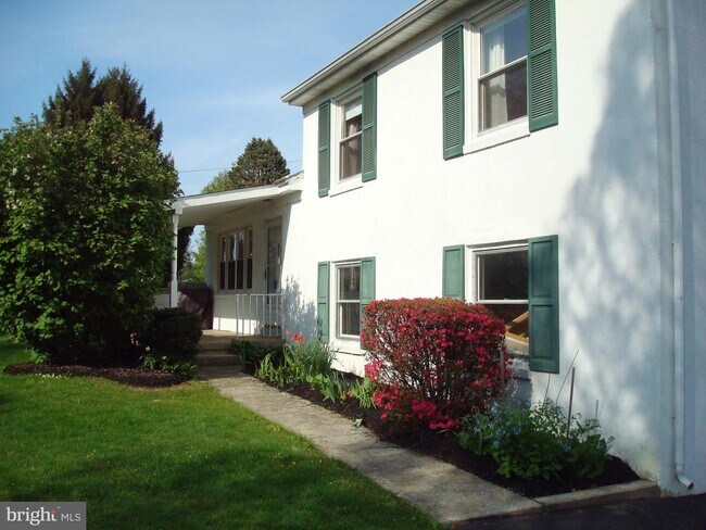 Building Photo - 1346 Faucett Dr