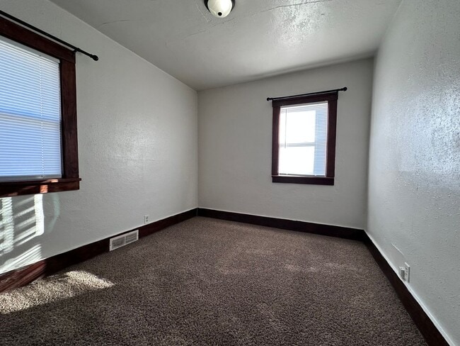 Building Photo - 2 Bedroom house with 1 car detached garage $825 per month